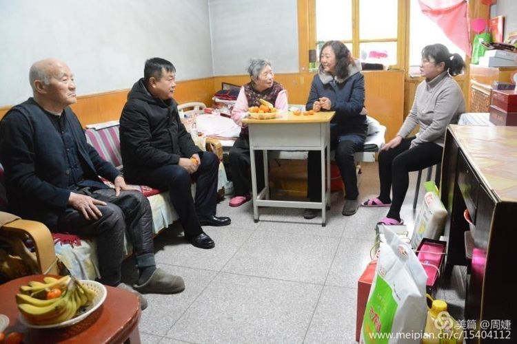 交投集團黨委委員、總經(jīng)理霍耀彬慰問(wèn)恒質(zhì)公司老黨員
