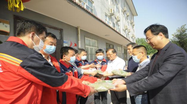 全力備戰施工高峰 集團公司領(lǐng)導分組深入一線(xiàn)慰問(wèn)職工