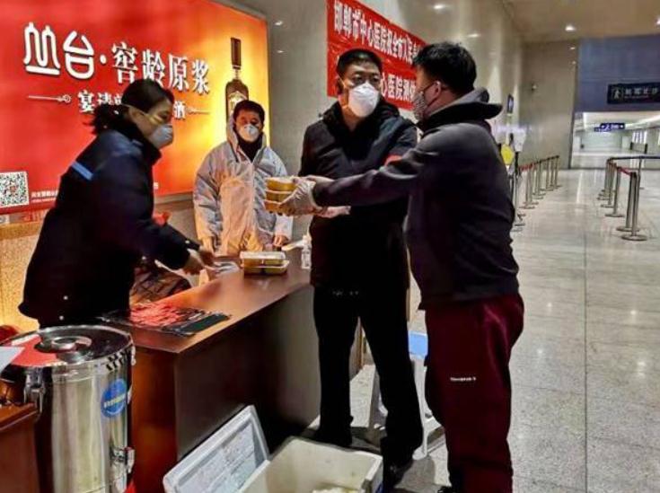 為一線(xiàn)“戰疫英雄”保障送餐的第13天