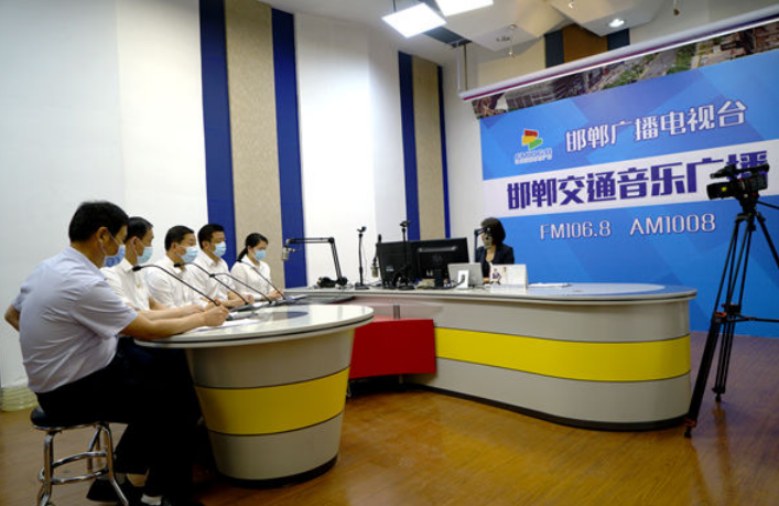 三創(chuàng  )四建｜走進(jìn)“文明熱線(xiàn)”直播間 與市民搭建溝通橋梁
