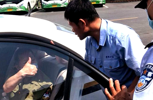公交人巧解“字謎”，助力迷路老人踏上回家路