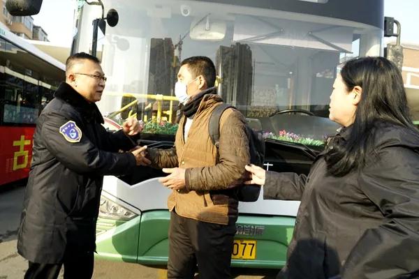 乘客粗心遺失救命錢(qián) 邯鄲公交接力幫找回