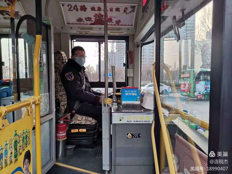 公交車(chē)長(cháng)時(shí)刻踐行“視老人為父母，視乘客為親人”的服務(wù)理念