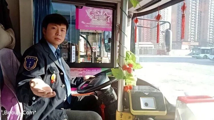 疫情無(wú)情 公交有愛(ài)｜暖心！公交車(chē)長(cháng)扶起路邊倒地老人