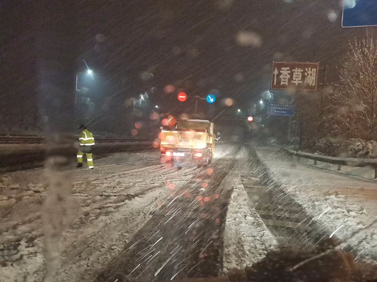 恒質(zhì)集團全力以赴除雪保青蘭高速史村連接線(xiàn)暢通