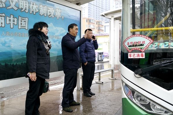 雪中公交：感謝有你的清晨時(shí)分