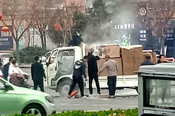 邯鄲公交：路遇小車(chē)自燃 公交車(chē)長(cháng)變身“消防員”急滅火