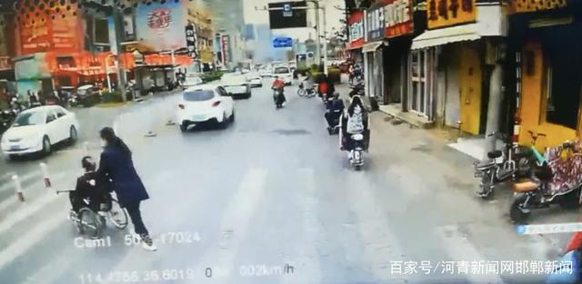 邯鄲快訊：老人坐輪椅過(guò)馬路不便 公交人小小舉動(dòng)暖化人心