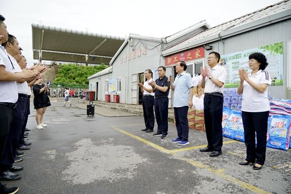 真情潤心田 關(guān)懷暖人心——市總工會(huì )領(lǐng)導慰問(wèn)公交一線(xiàn)職工