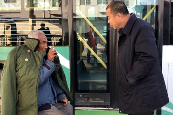 八旬老人不慎走失，熱心公交人與民警接力守護