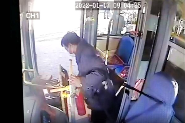 路遇電動(dòng)車(chē)自燃，公交車(chē)長(cháng)秒變“消防員”