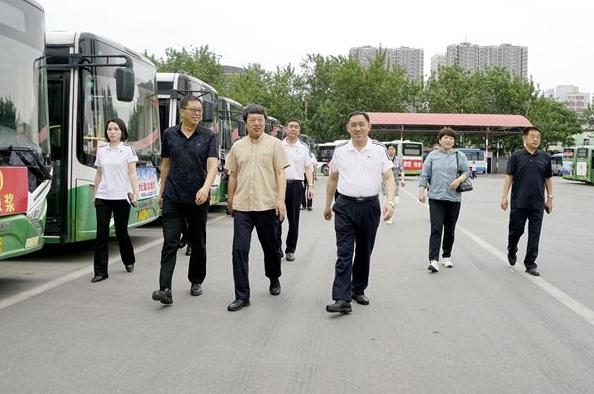 省市兩級人大代表和政協(xié)委員走進(jìn)邯鄲公交調研指導工作