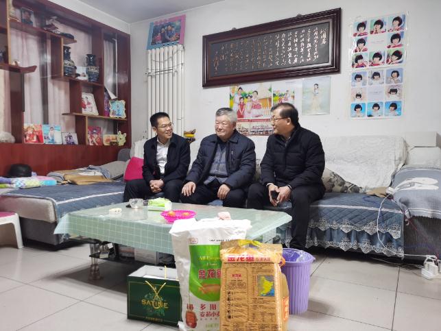 辭舊迎新時(shí)‖光太集團總經(jīng)理賈紹強、工會(huì )主席王現虎一行看望慰問(wèn)離退休老干部