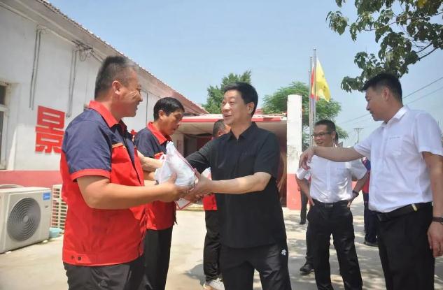 戰高溫 鼓干勁——市交投集團領(lǐng)導深入一線(xiàn)送清涼