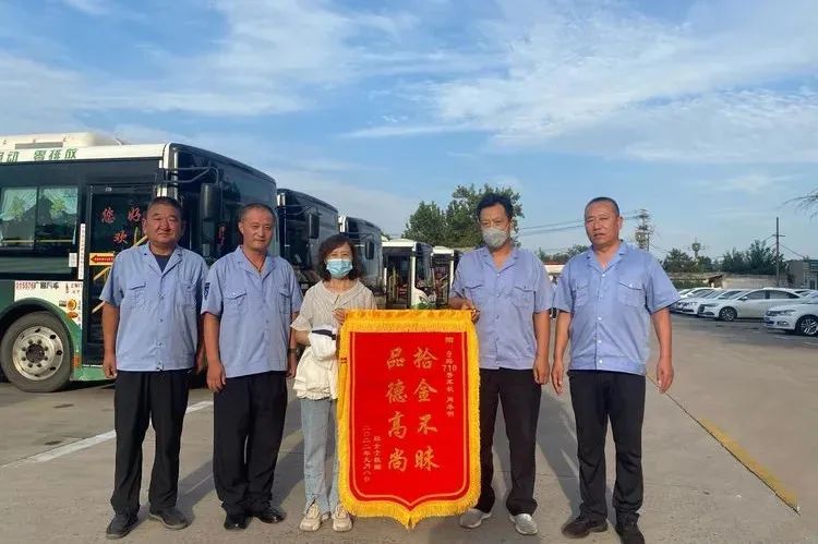 【日行一善】女乘客重要背包遺落公交車(chē)，車(chē)長(cháng)悉心保管還失主（附失物招領(lǐng)信息）