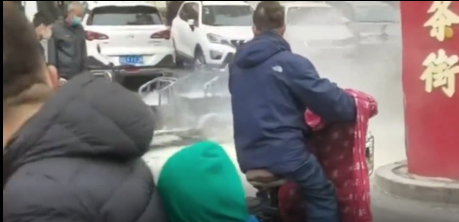 公交車(chē)長(cháng)挺身救火，凡人善舉暖人心
