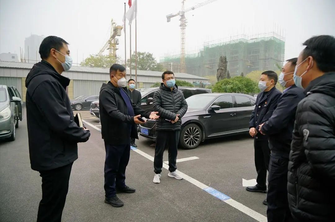 霍耀彬現場(chǎng)調度公交、恒質(zhì)和機場(chǎng)公司疫情防控工作