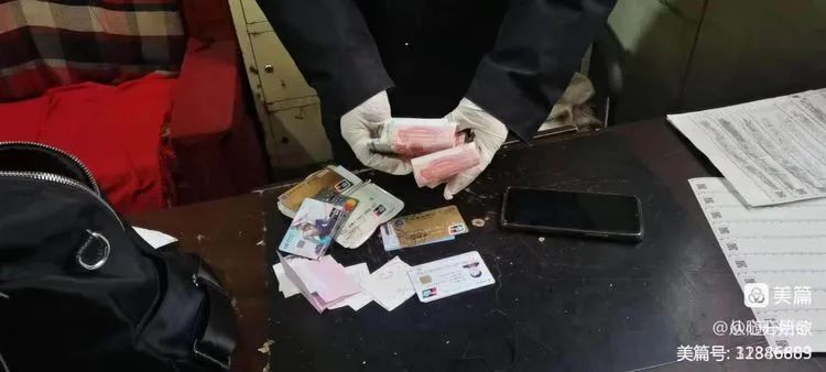 【日行一善】公交車(chē)長(cháng)拾金不昧溫暖乘客心