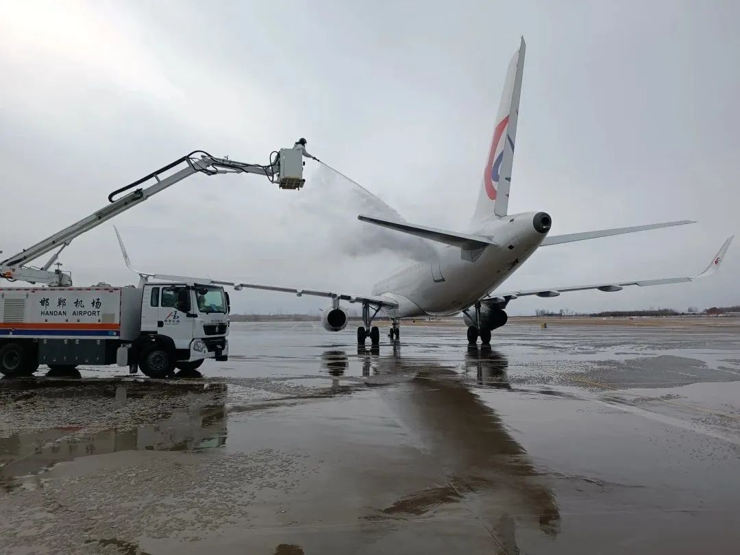 邯鄲交投集團全力除雪保暢溫暖回家路