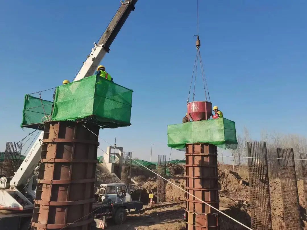 不負春日好時(shí)光 | S349束左公路項目首根墩柱成功澆筑