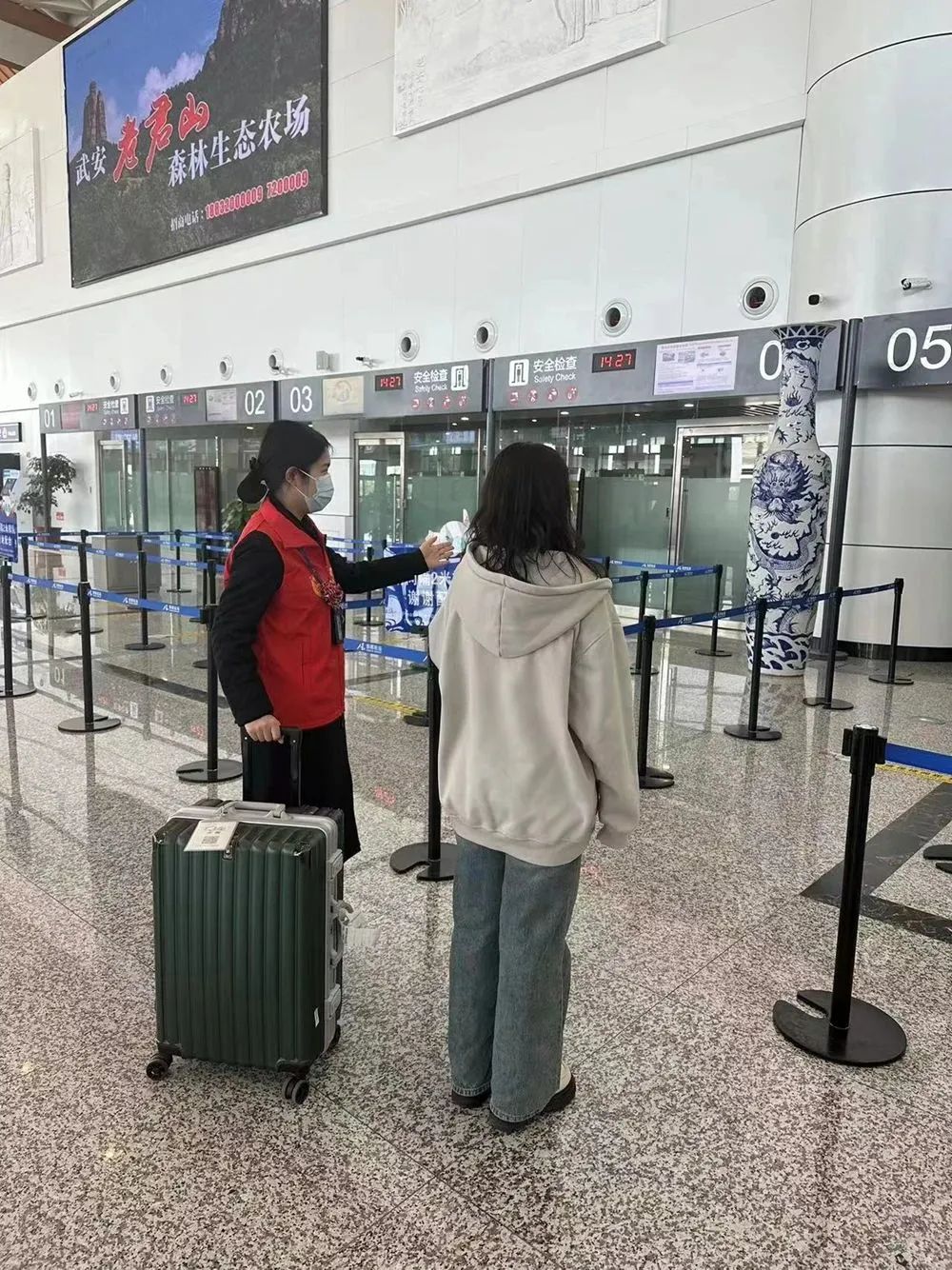 邯鄲交投集團機場(chǎng)公司“一站式服務(wù)”為首乘旅客排憂(yōu)解難