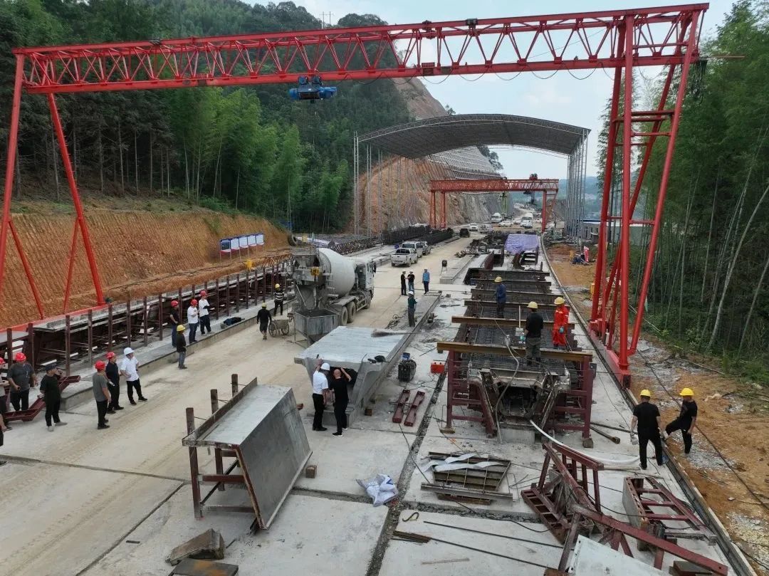 光太集團廣西桂林市興安縣華江旅游公路項目首片箱梁預制圓滿(mǎn)完成！
